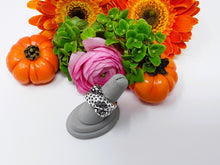 Load image into Gallery viewer, rs7222 - Sterling Silver Cross Dome Ring W/X'S And Diamond Shapes