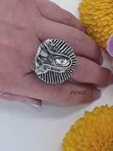 Load image into Gallery viewer, rs7322 - Round Sterling Virgin Ring With Rays And Veil