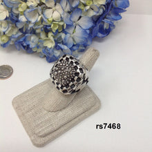 Load image into Gallery viewer, rs7468 - Sterling Silver Caviar Dome Center With Zig Zag Sides