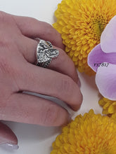 Load image into Gallery viewer, rs7817 - Sterling Silver Chevron Band With Sterling Silver Virgin