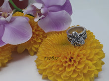 Load image into Gallery viewer, rs7817 - Sterling Silver Chevron Band With Sterling Silver Virgin
