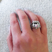 Load image into Gallery viewer, rs8620 - Zig zag heart crown ring with five silver beads and a small square stone