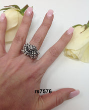 Load image into Gallery viewer, rs7576 knot ring with squares
