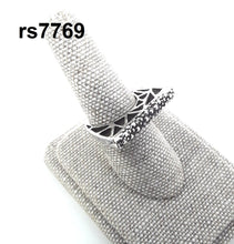 Load image into Gallery viewer, rs7769 - Sterling Silver Caviar Top w/Flat Triangles on Shank
